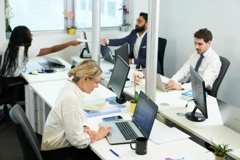 photo-equipe-advyse-asnieres-assis-bureau-768x512